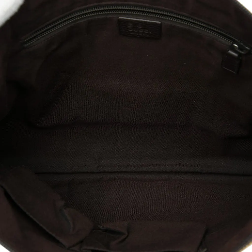 Gucci GG Canvas Crossbody Beige Very good - Model View