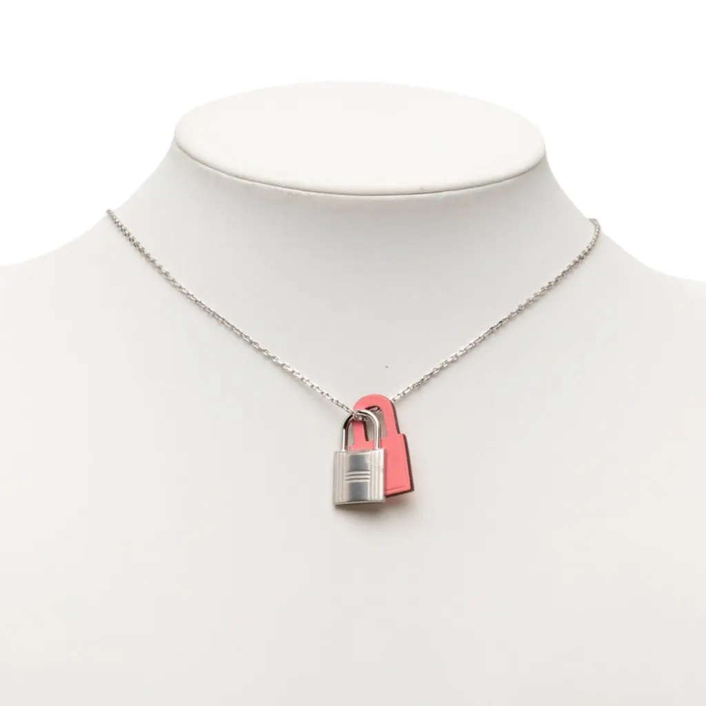 Hermès Palladium Plated and Swift O Kelly Pendant Necklace Silver Metal Very good - Model View