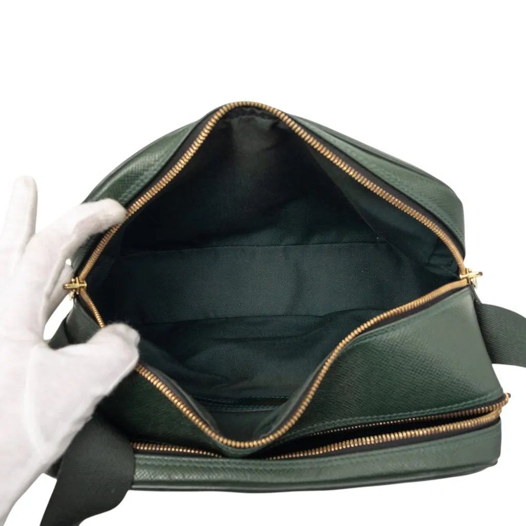 Louis Vuitton Taiga Reporter PM Green Leather Very good - Model View