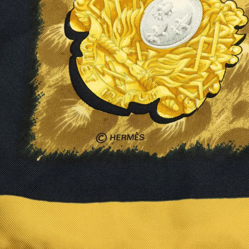 Hermès Casques et Plumets Silk Scarf 90 Gold Silk Never worn - Inside View