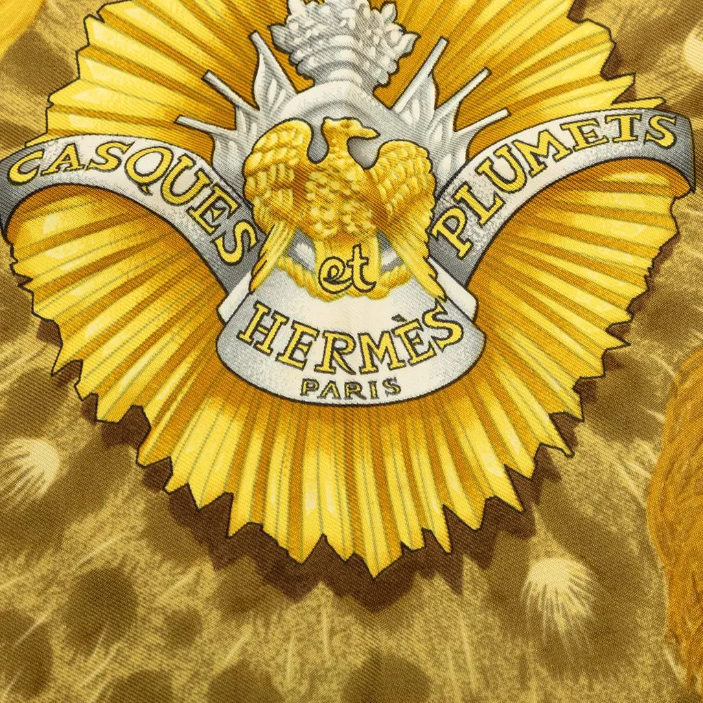 Hermès Casques et Plumets Silk Scarf 90 Gold Silk Never worn - Model View