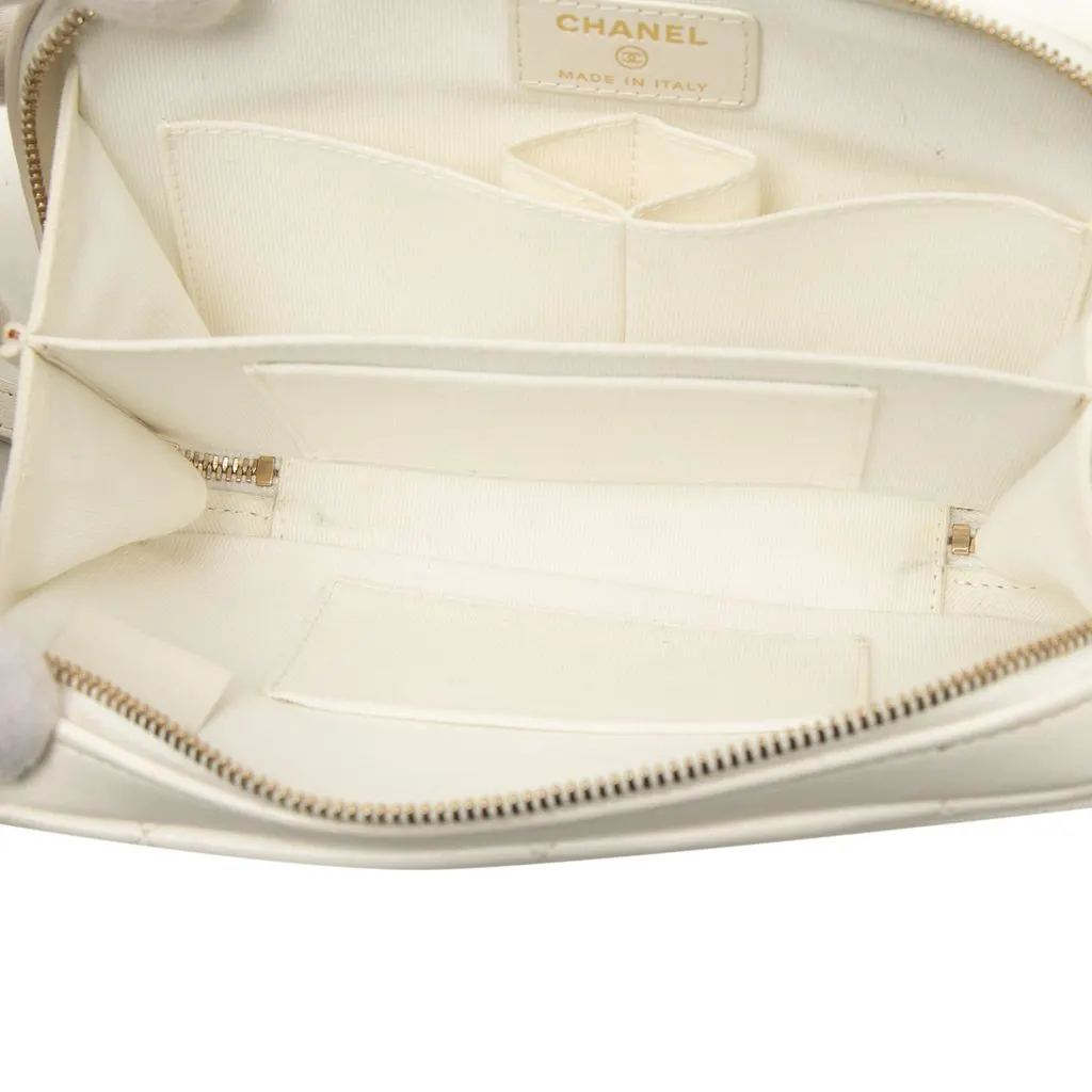 Chanel Lambskin 19 Camera Bag White Leather Very good - Model View
