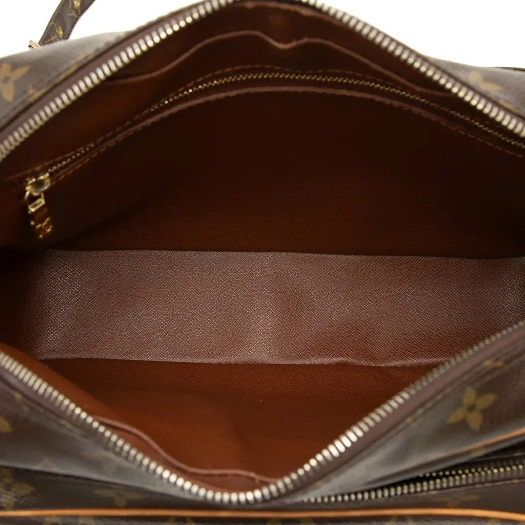 Louis Vuitton Monogram Nil Crossbody Brown Very good - Model View