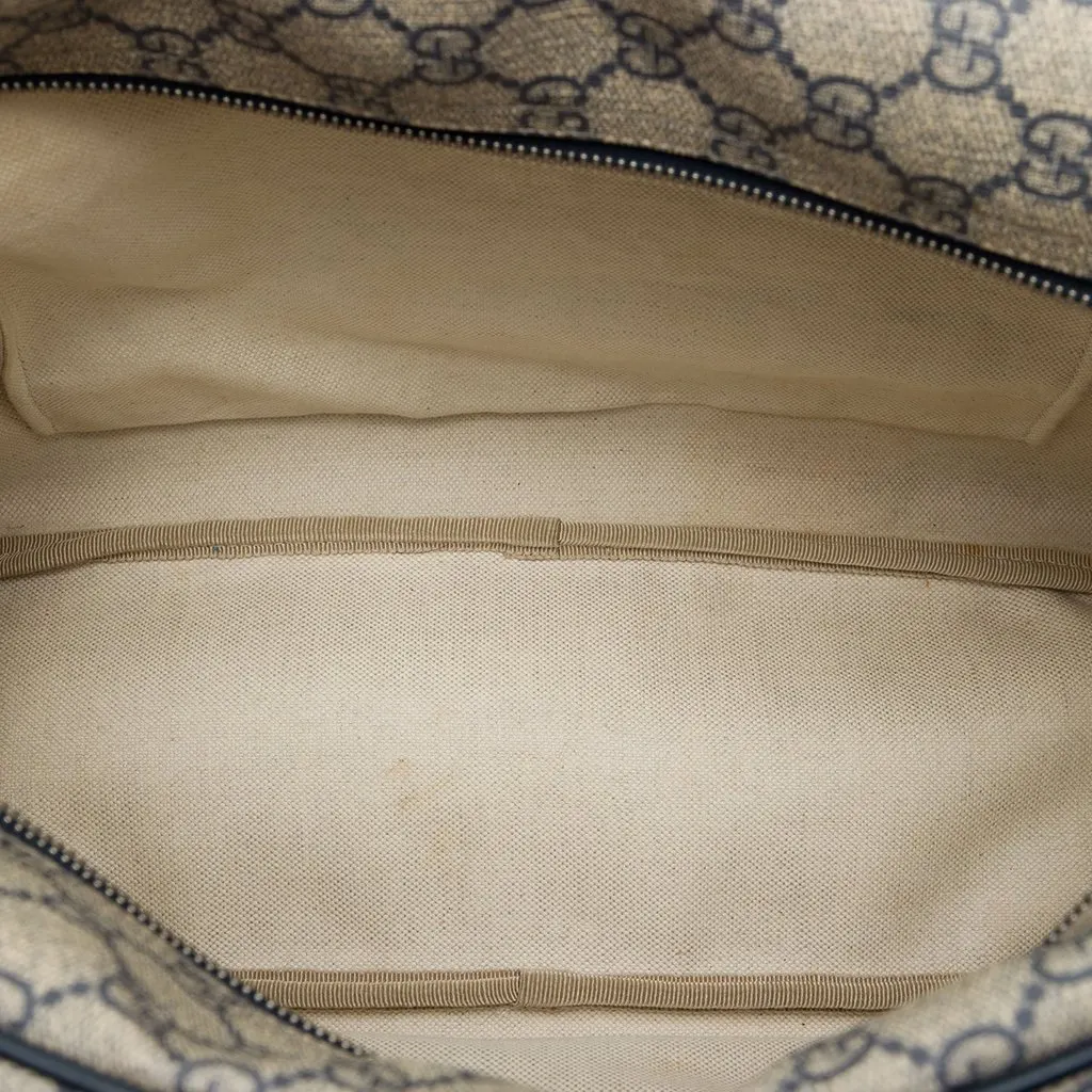 Gucci GG Supreme Crossbody Beige Very good - Model View