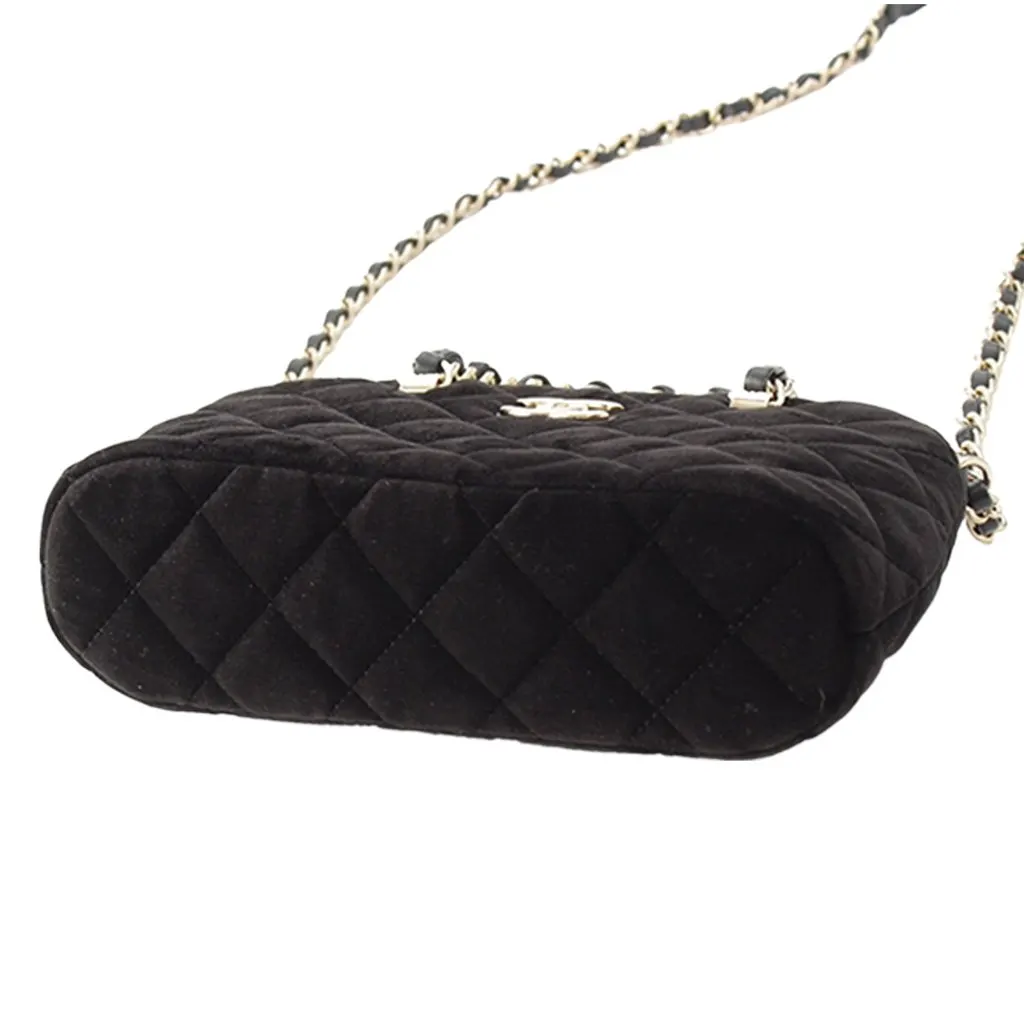 Chanel Quilted Velvet Coco Clutch With Chain Black Very good - Model View