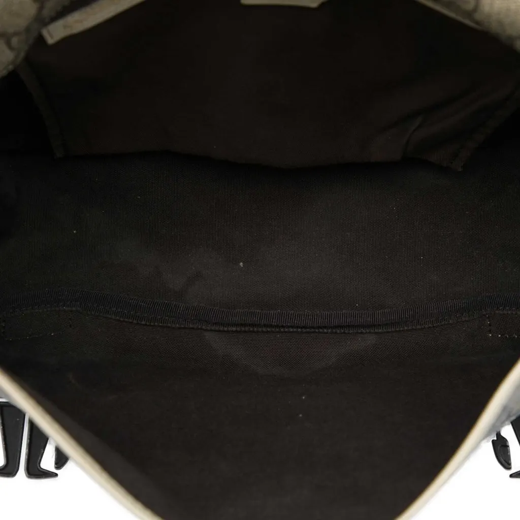Gucci GG Supreme Crossbody Beige Very good - Model View