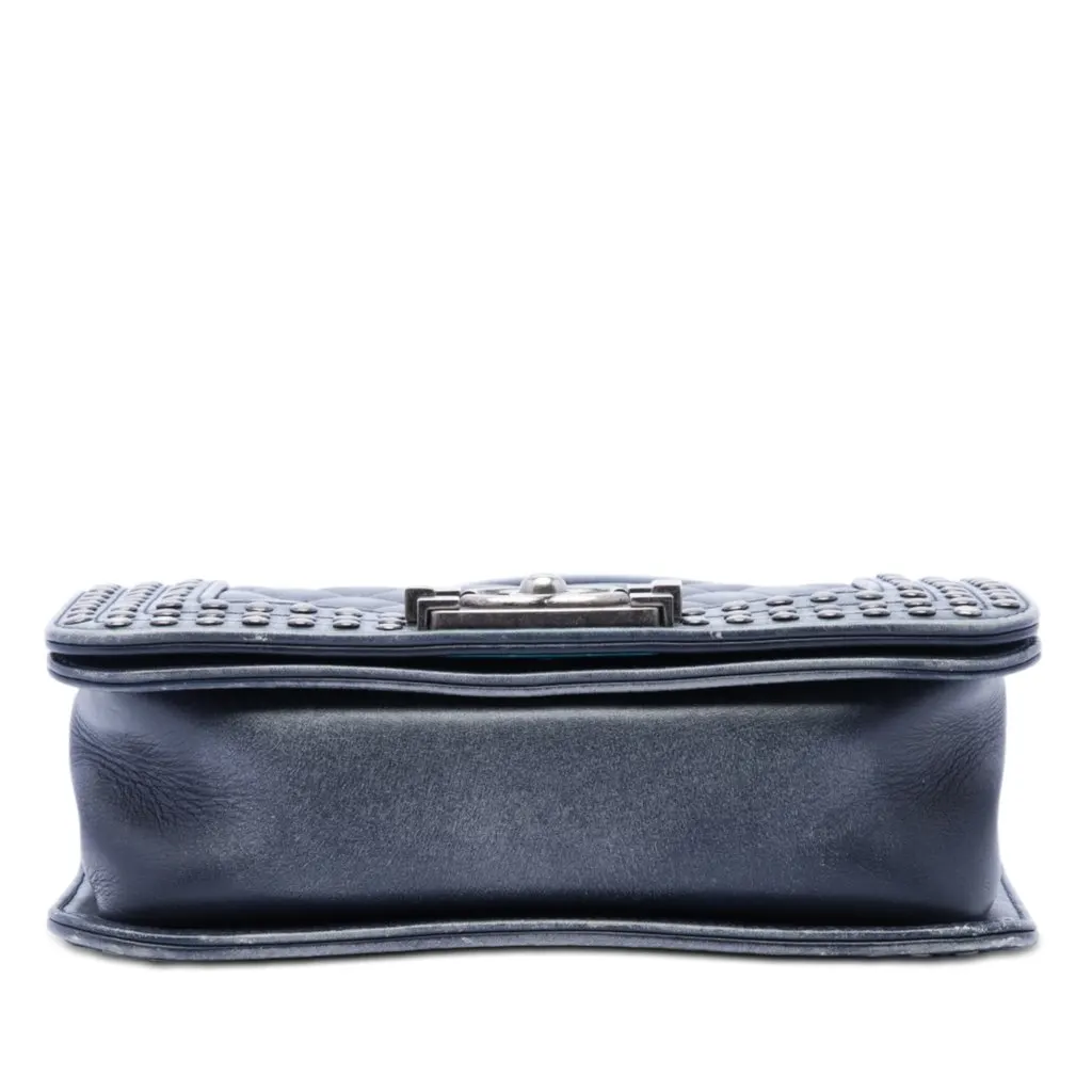 Chanel Paris Dallas Small Quilted Distressed Calfskin Studded Boy Flap Blue Leather Very good - Inside View