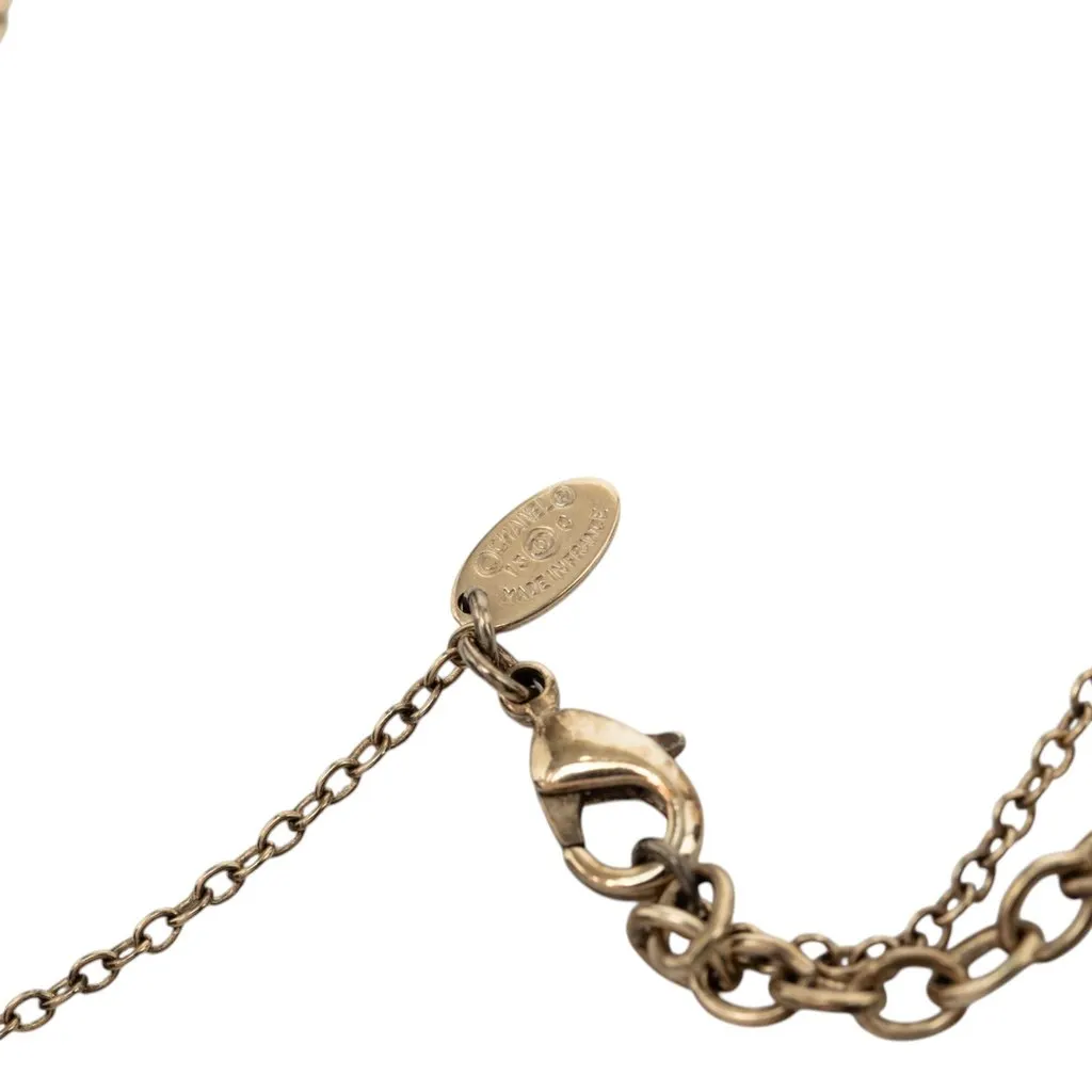 Chanel CC Gold Plated Striped Resin Strass Round Pendant Necklace Gold Metal Very good - Model View