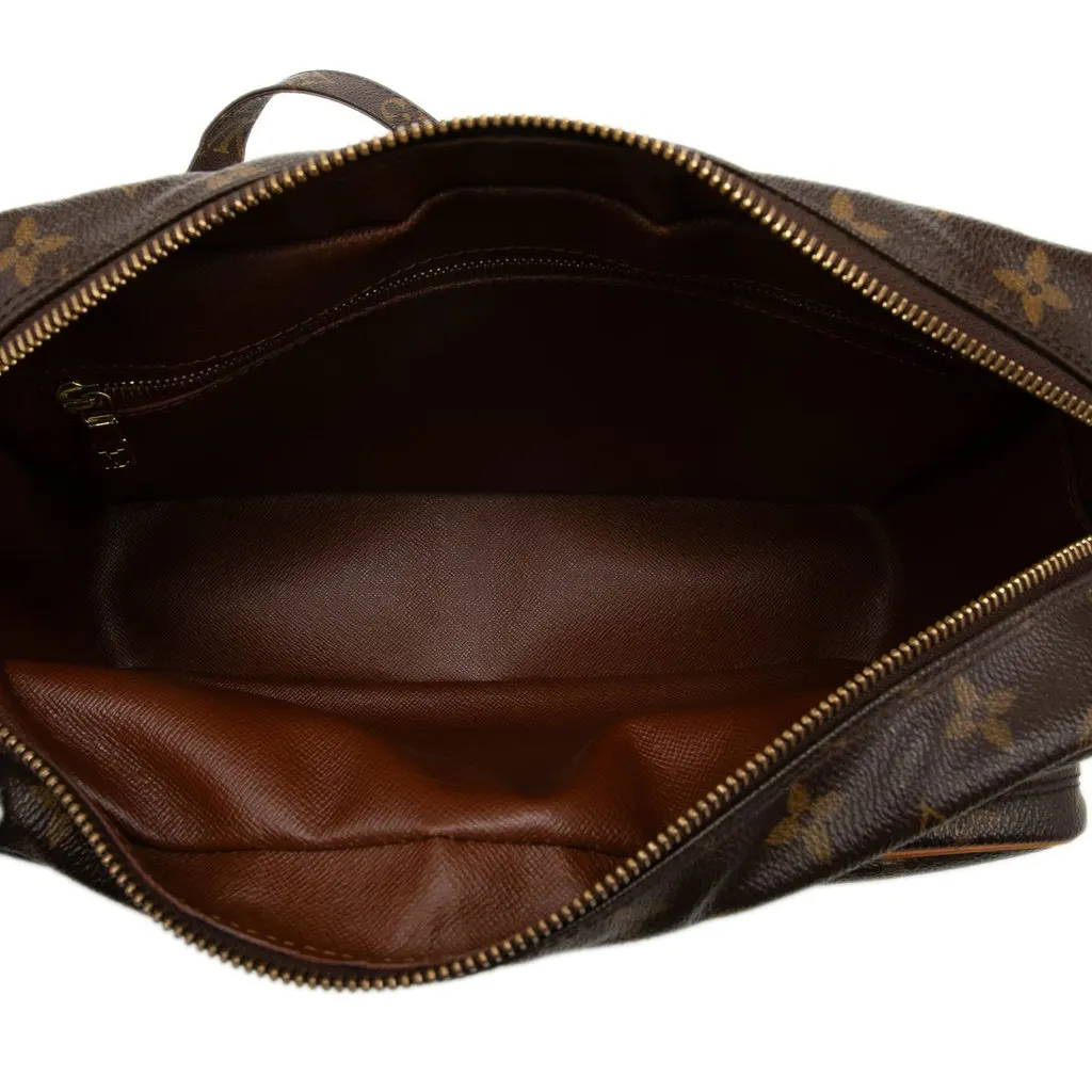 Louis Vuitton Monogram Nil Crossbody Brown Canvas Very good - Model View