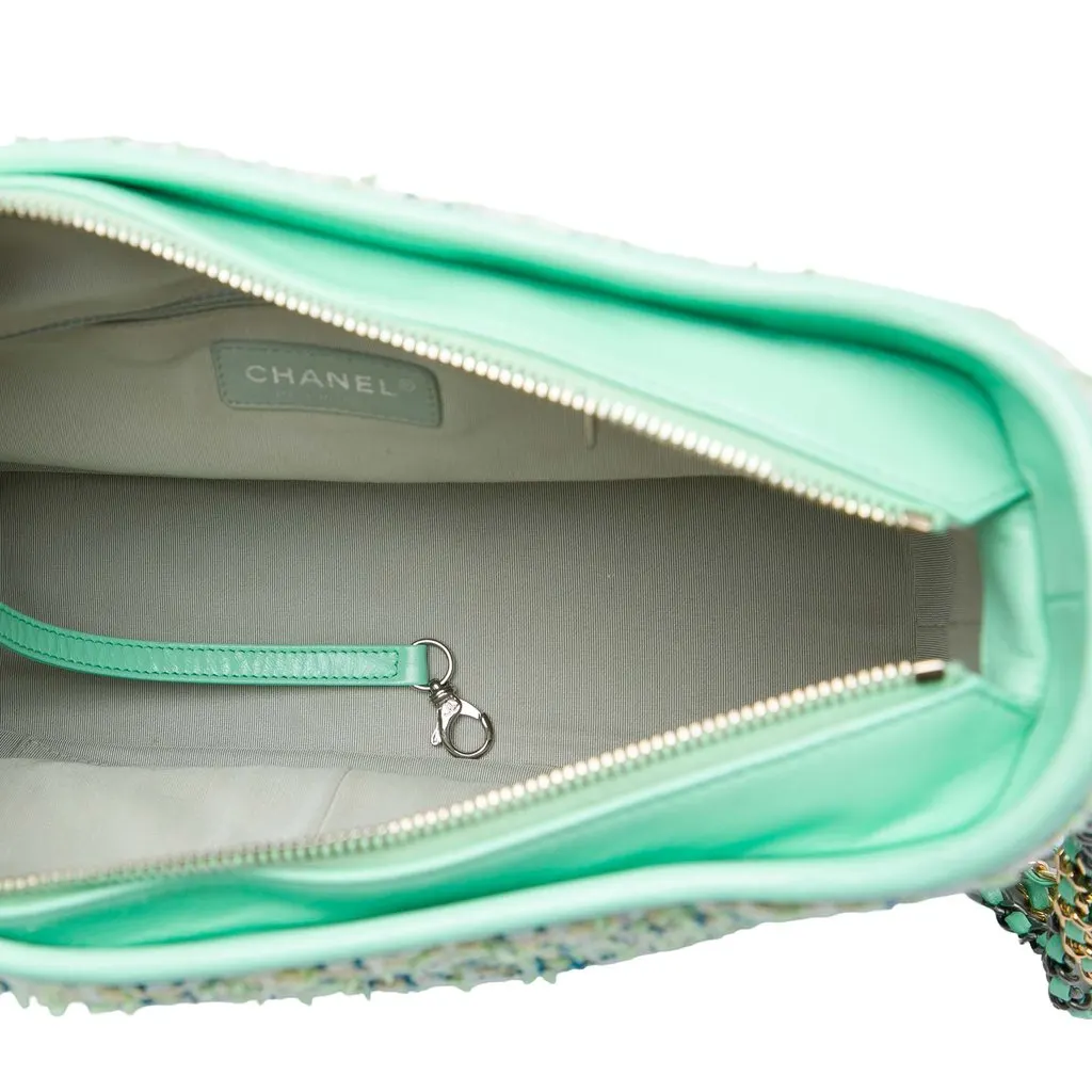 Chanel Medium Tweed Gabrielle Crossbody Green Tweed Very good - Model View
