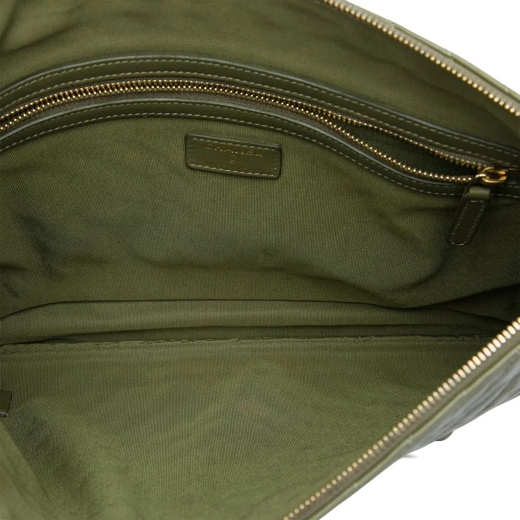 Chanel Large CC Chevron Calfskin O Case Clutch Green Leather Very good - Model View