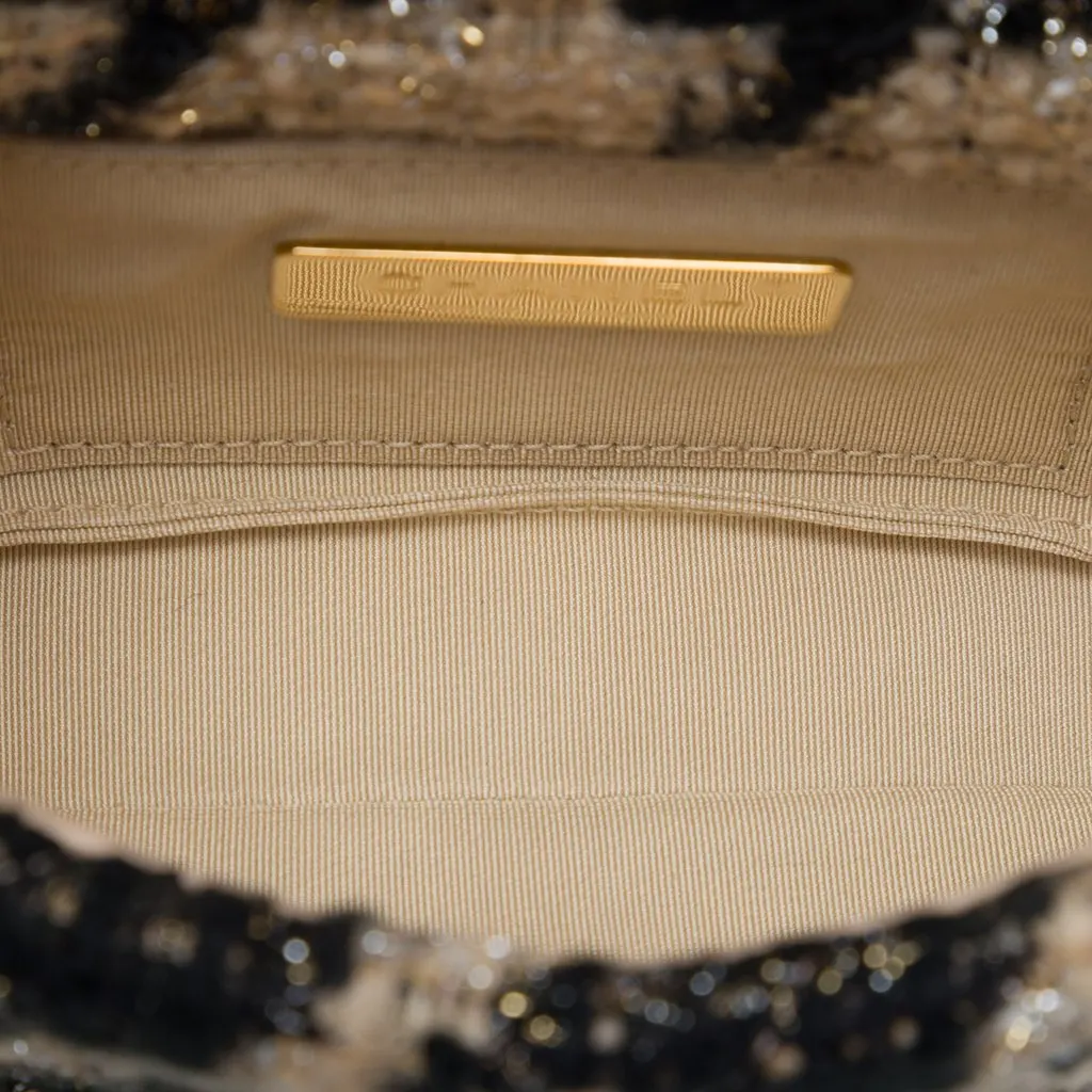 Chanel Houndstooth Tweed 19 Belt Bag Beige Very good - Model View