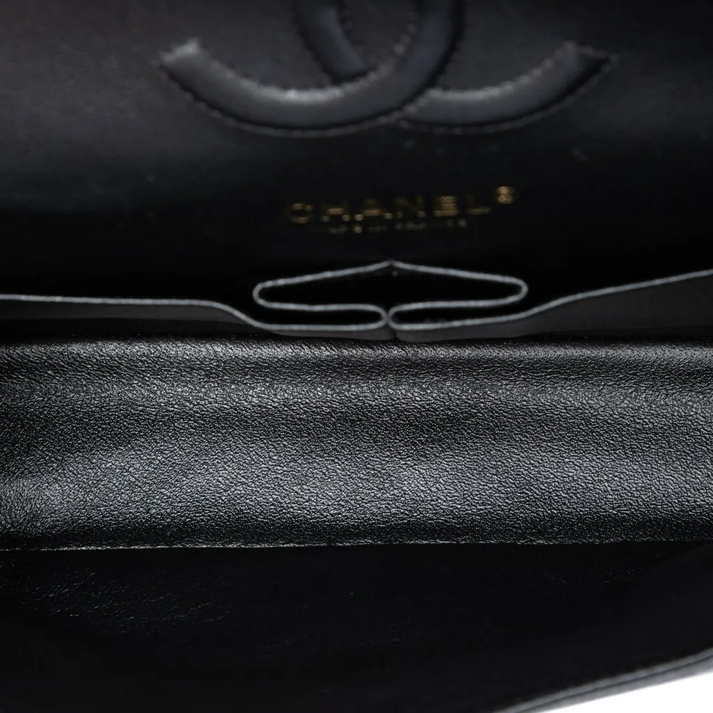 Chanel Medium Classic Chevron Crumpled Calfskin Double Flap Black Leather Very good - Model View