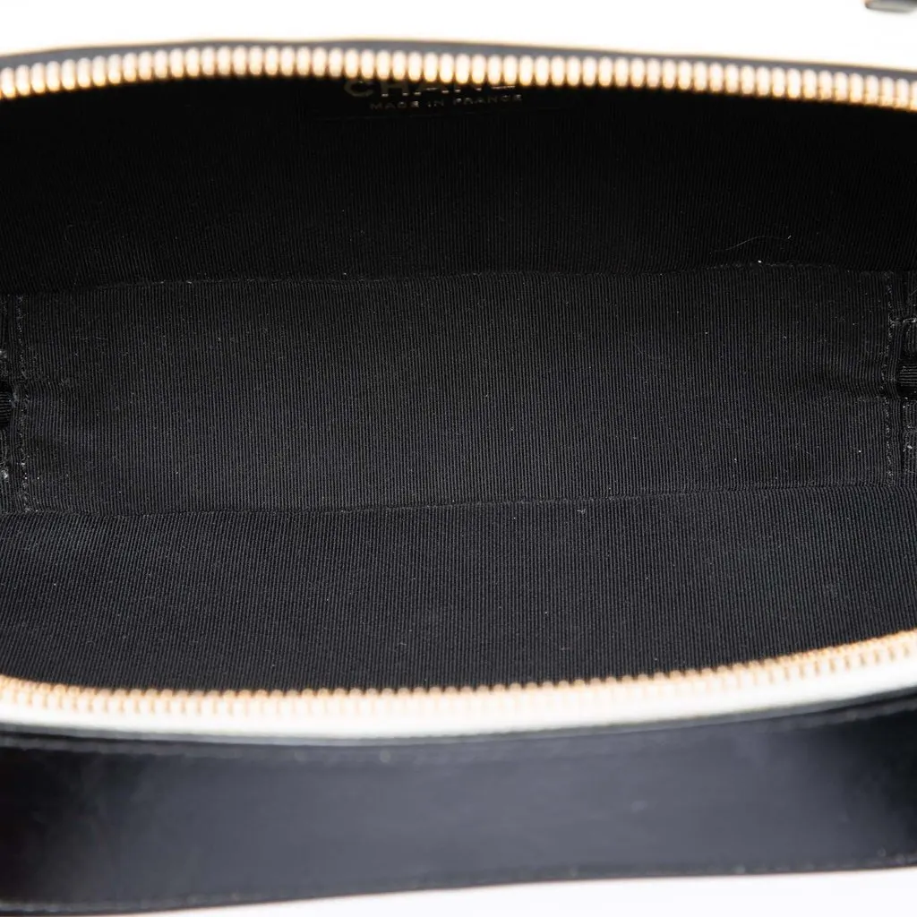 Chanel CC Quilted Crumpled Calfskin Vanity Case White Leather Very good - Model View