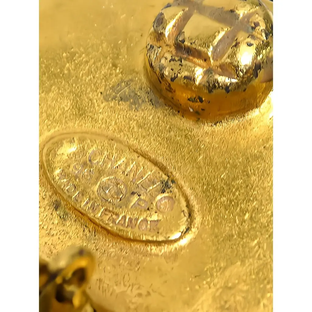Chanel CC Gold Plated Round Clip on Earrings Gold Metal Very good - Model View