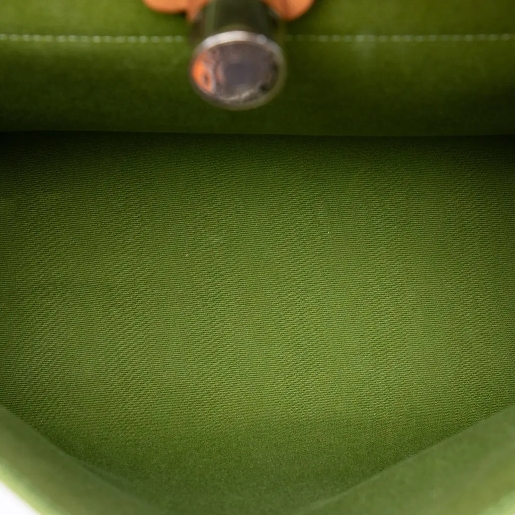 Hermès Toile Herbag Zip 31 Green Very good - Model View