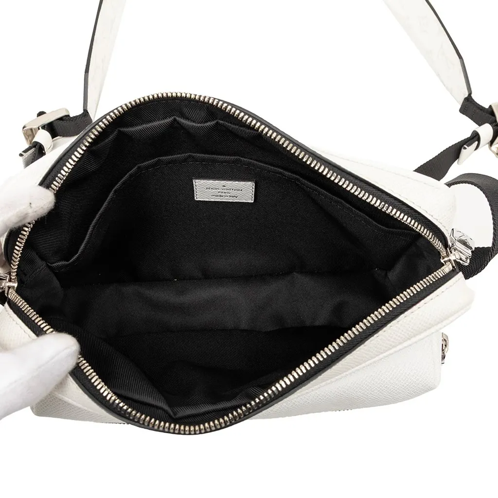 Louis Vuitton Monogram Taigarama Outdoor Messenger White Leather Very good - Model View