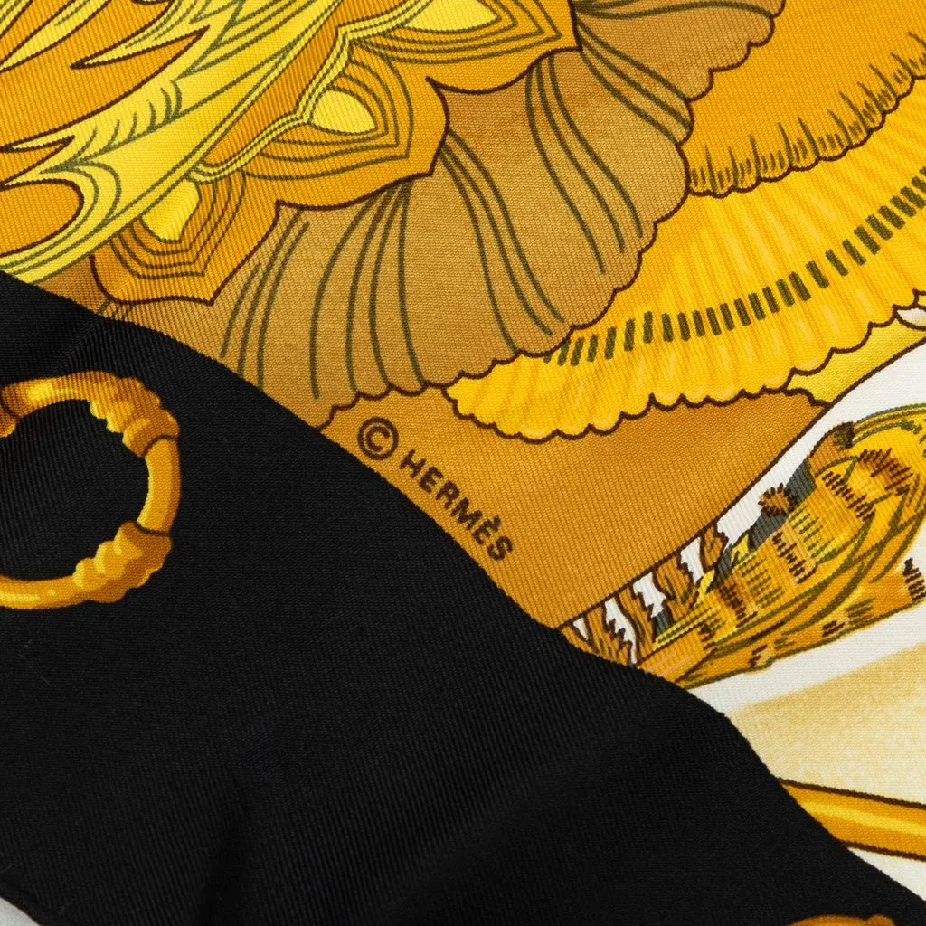 Hermès Soleil de Soie Silk Scarf 90 Gold Silk Very good - Model View