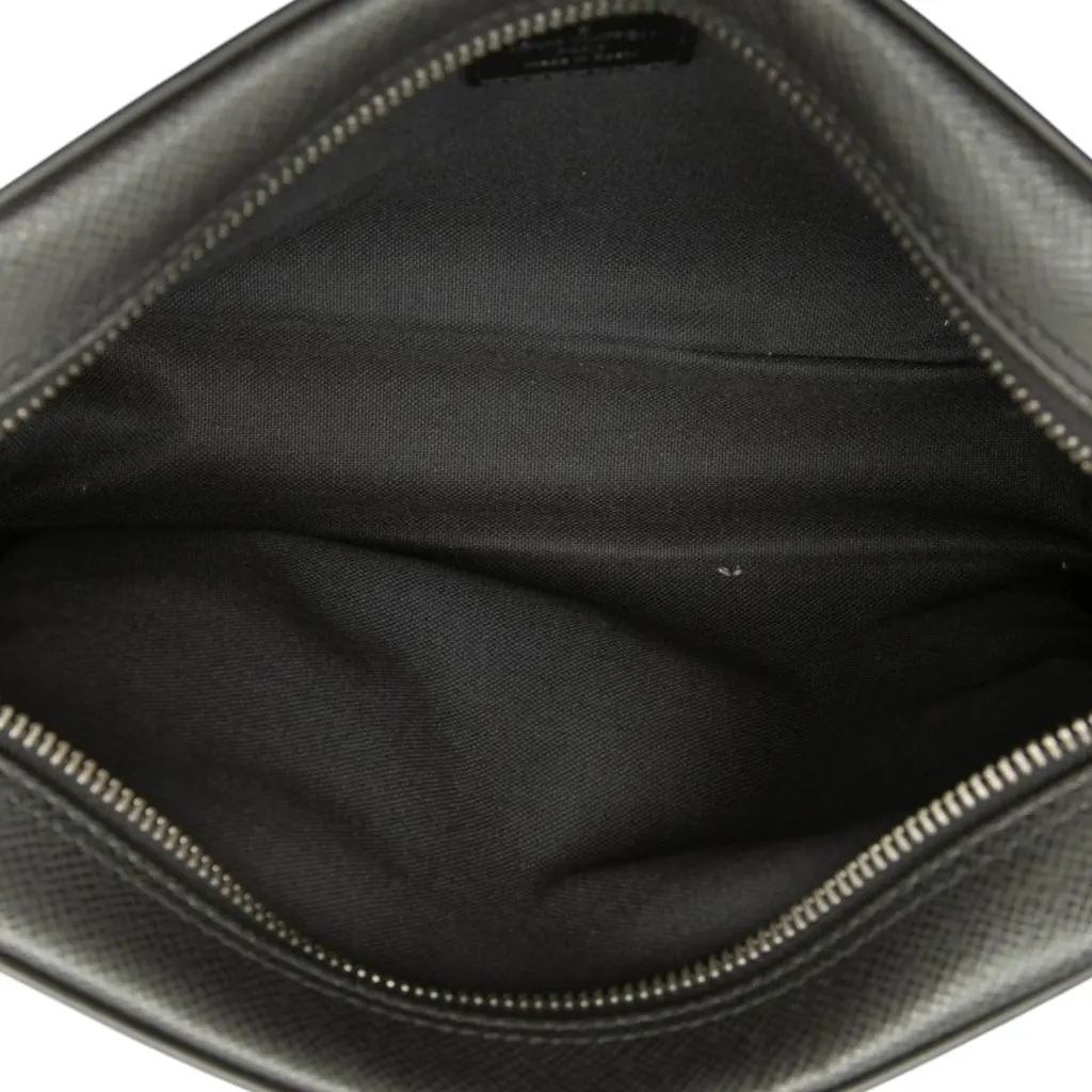 Louis Vuitton Taiga Pochette Kaluga Black Leather Very good - Model View