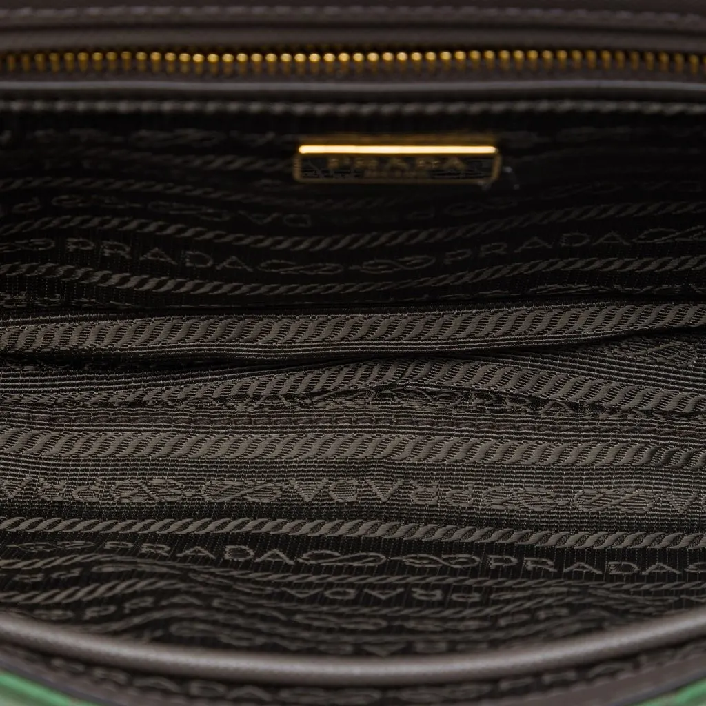 Prada Impuntu Tessuto Chain Crossbody Green Very good - Model View
