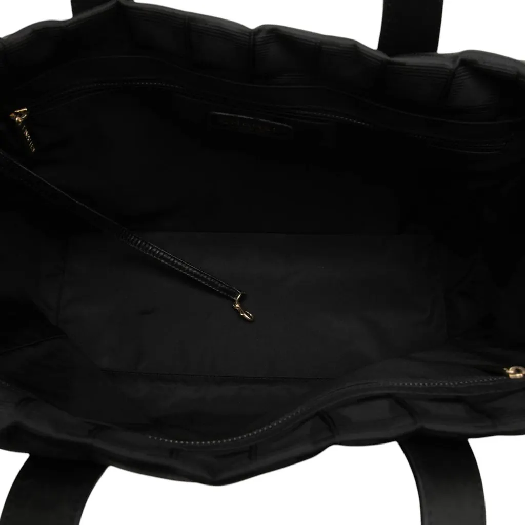 Chanel New Travel Line Nylon Tote Black Very good - Model View