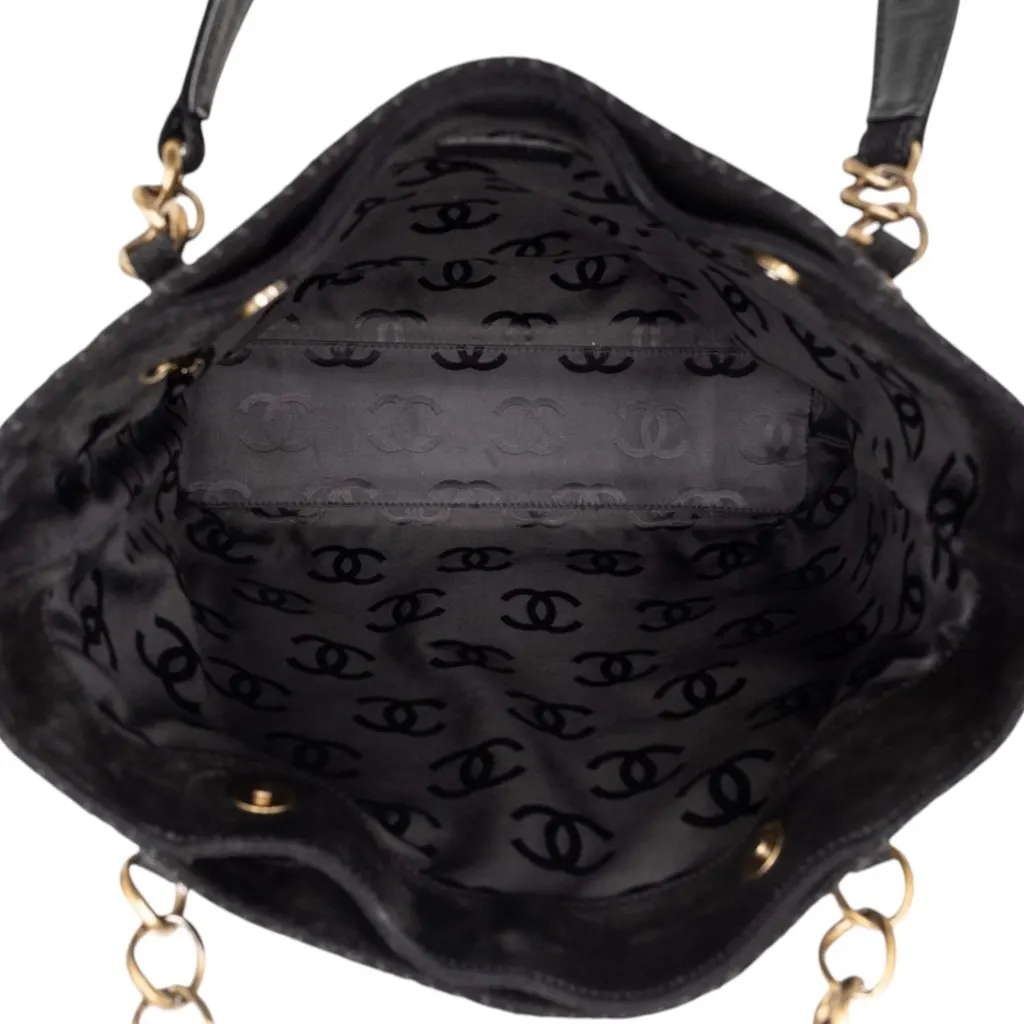Chanel CC Stitched Suede Tote Black Leather Very good - Model View