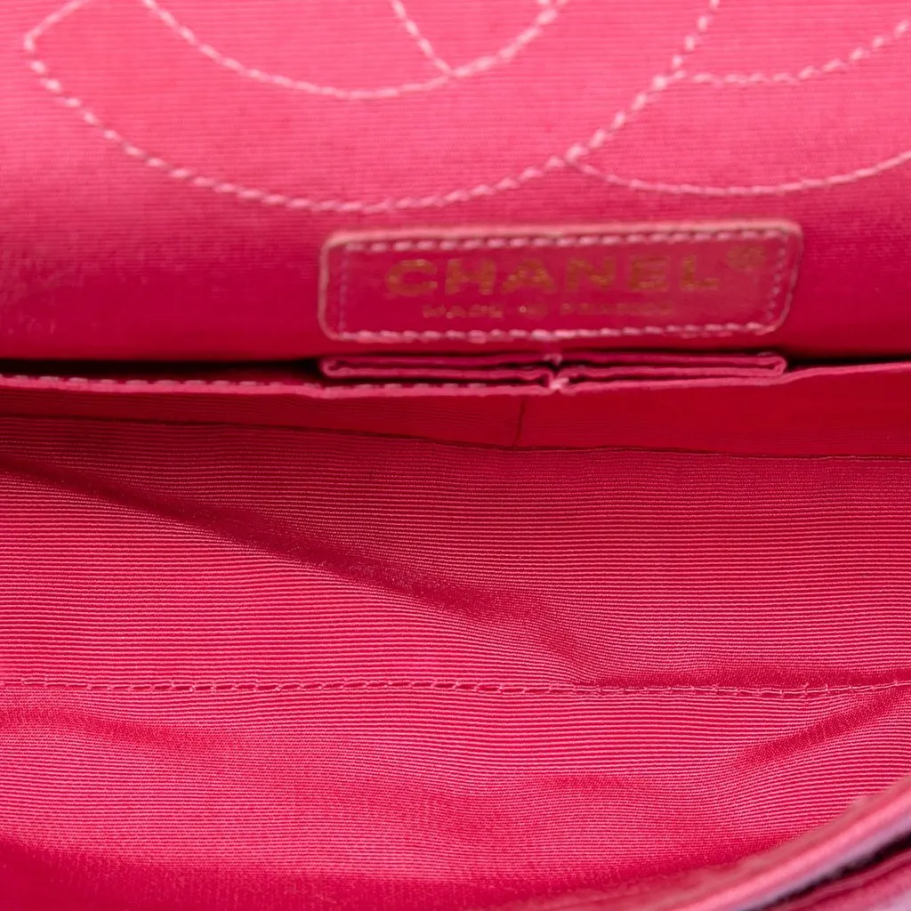 Chanel Croc Quilted Jersey Reissue 2.55 Double Flap 225 Pink Very good - Model View
