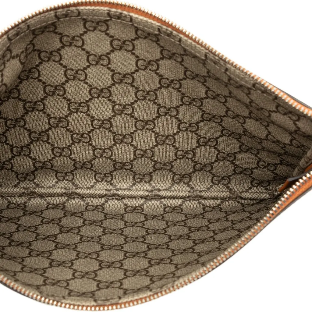 Gucci Canvas Logo Clutch Beige Very good - Model View