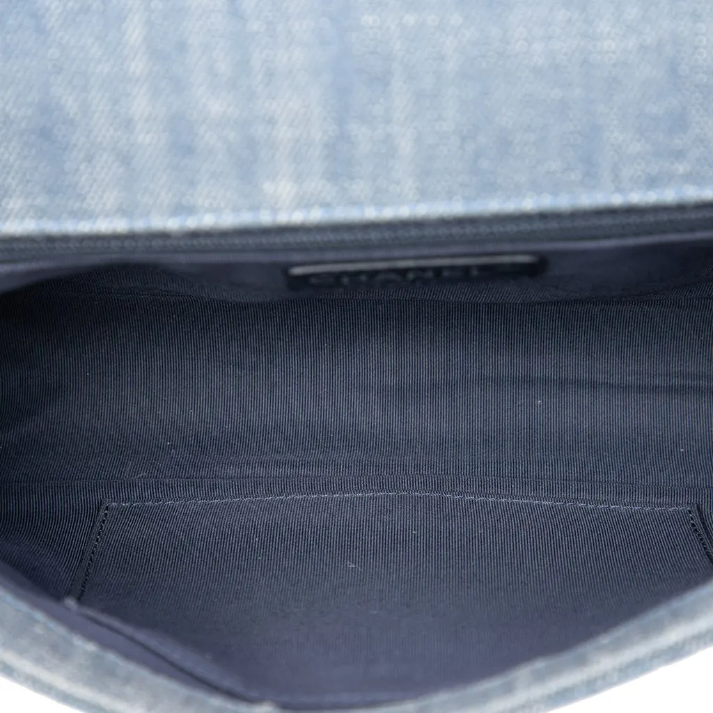 Chanel Old Medium Chevron Denim Boy Flap Blue Very good - Model View