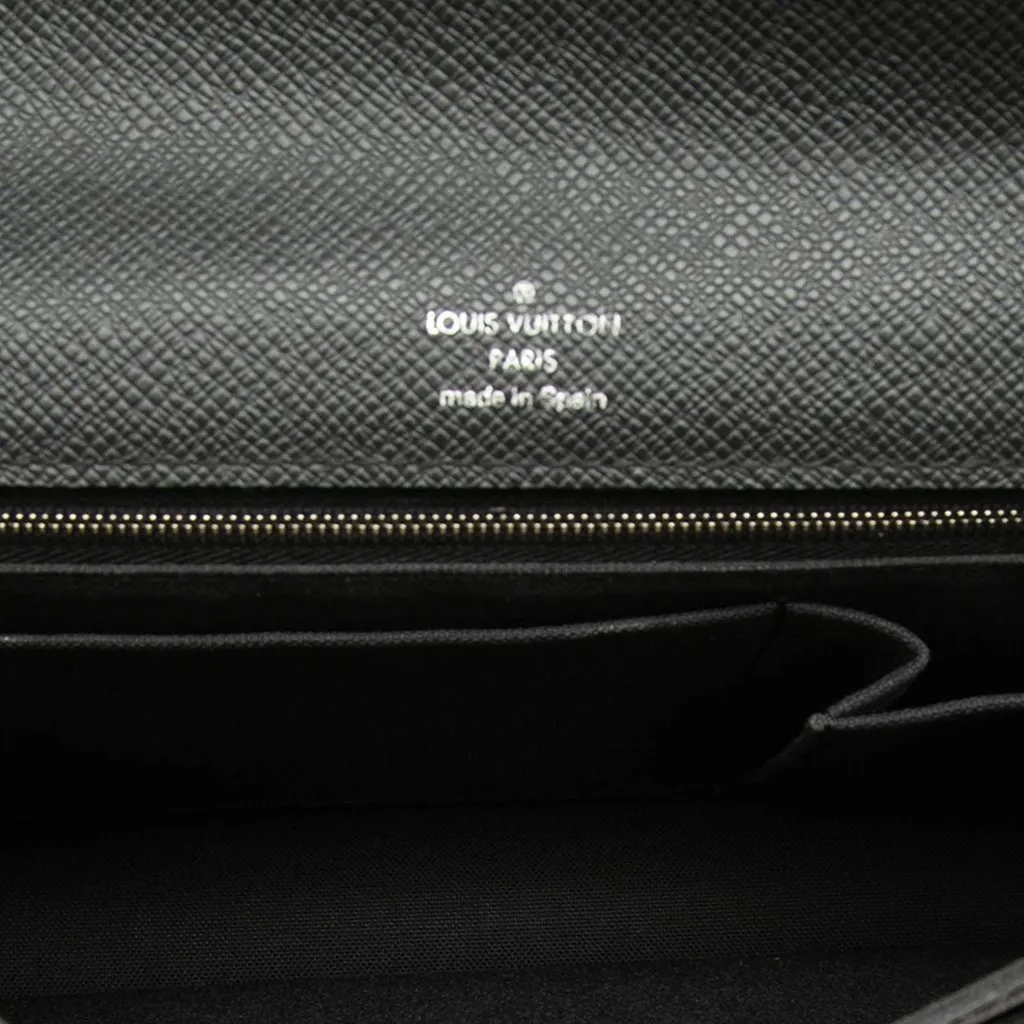 Louis Vuitton Taiga Belaia Clutch Black Leather Very good - Model View
