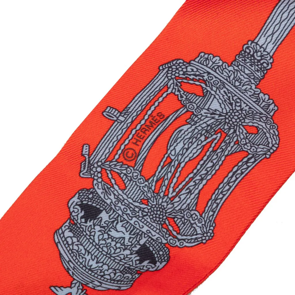 Hermès Merveilleuses Lanternes Silk Twilly Scarf Orange Silk Very good - Model View