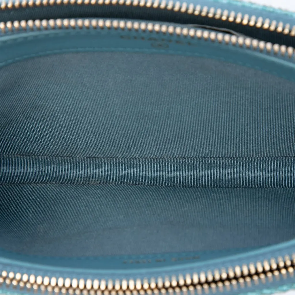 Chanel Raffia Deauville Double Zip Clutch with Chain Blue Very good - Model View