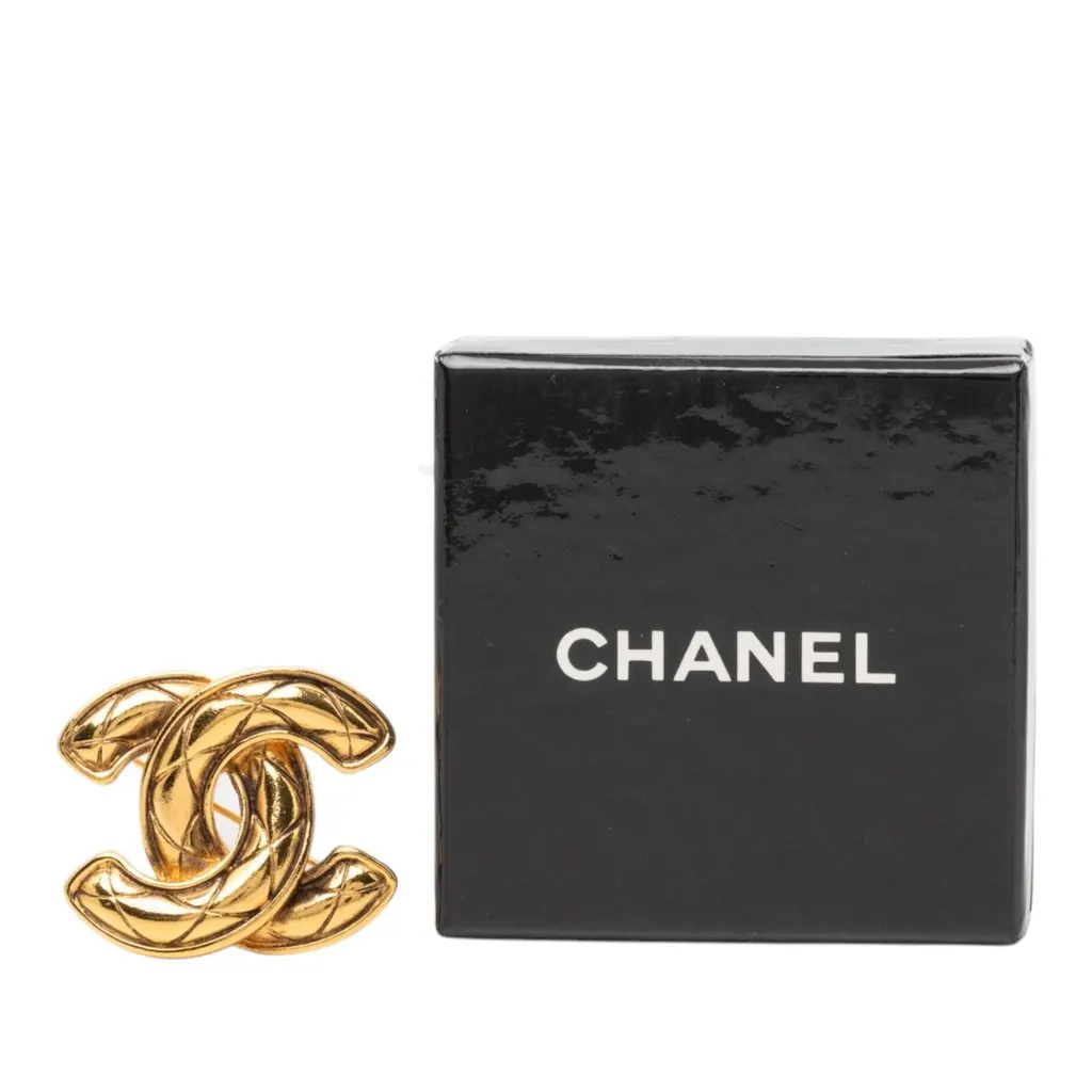 Chanel CC Gold Plated Quilted Brooch Gold Metal Very good - Model View