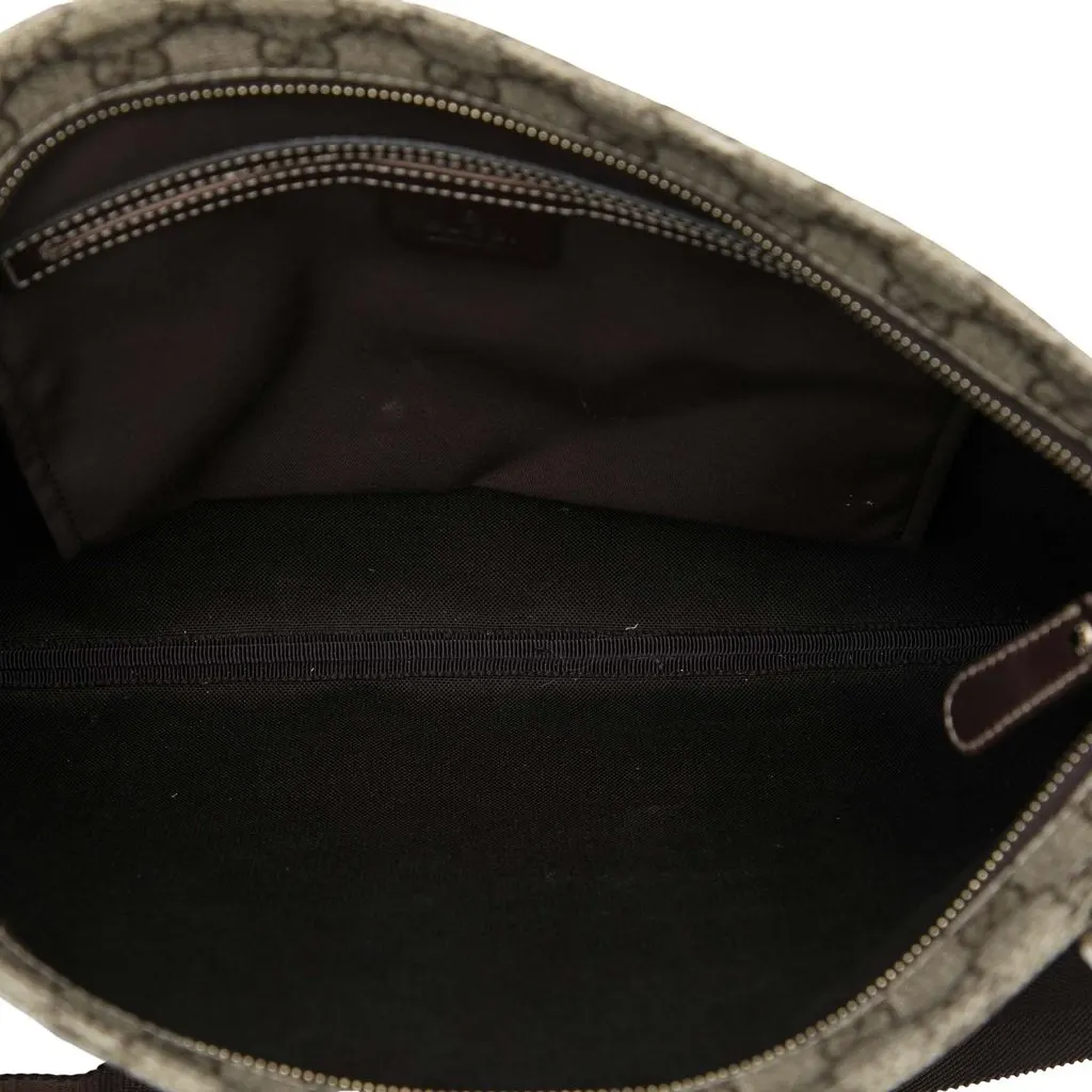 Gucci GG Supreme Crossbody Beige Canvas Very good - Model View