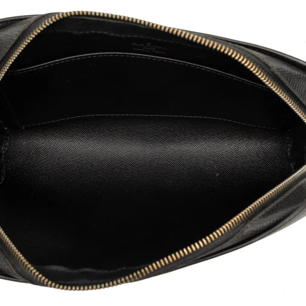 Louis Vuitton Taiga Pochette Baikal Black Leather Very good - Model View