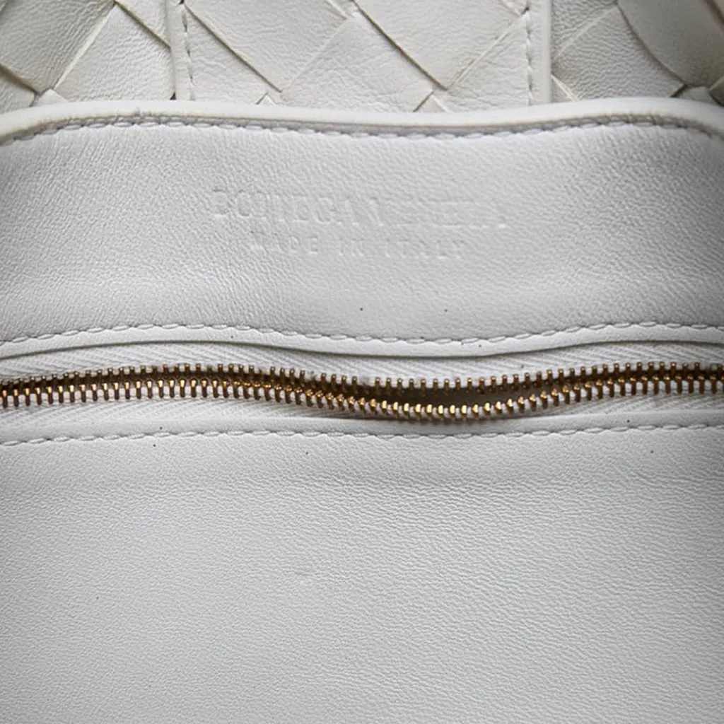 Bottega Veneta Medium Lambskin Intrecciato Andiamo Bag White Leather Very good - Box View