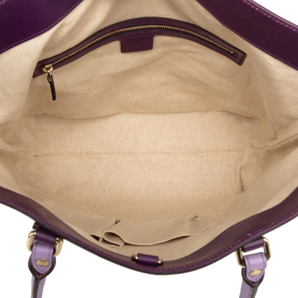Gucci GG Canvas Tote Beige Very good - Model View
