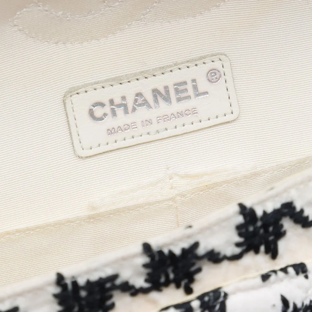 Chanel Medium Classic Embroidered Canvas Houndstooth Pom Pom Flap White Very good - Box View