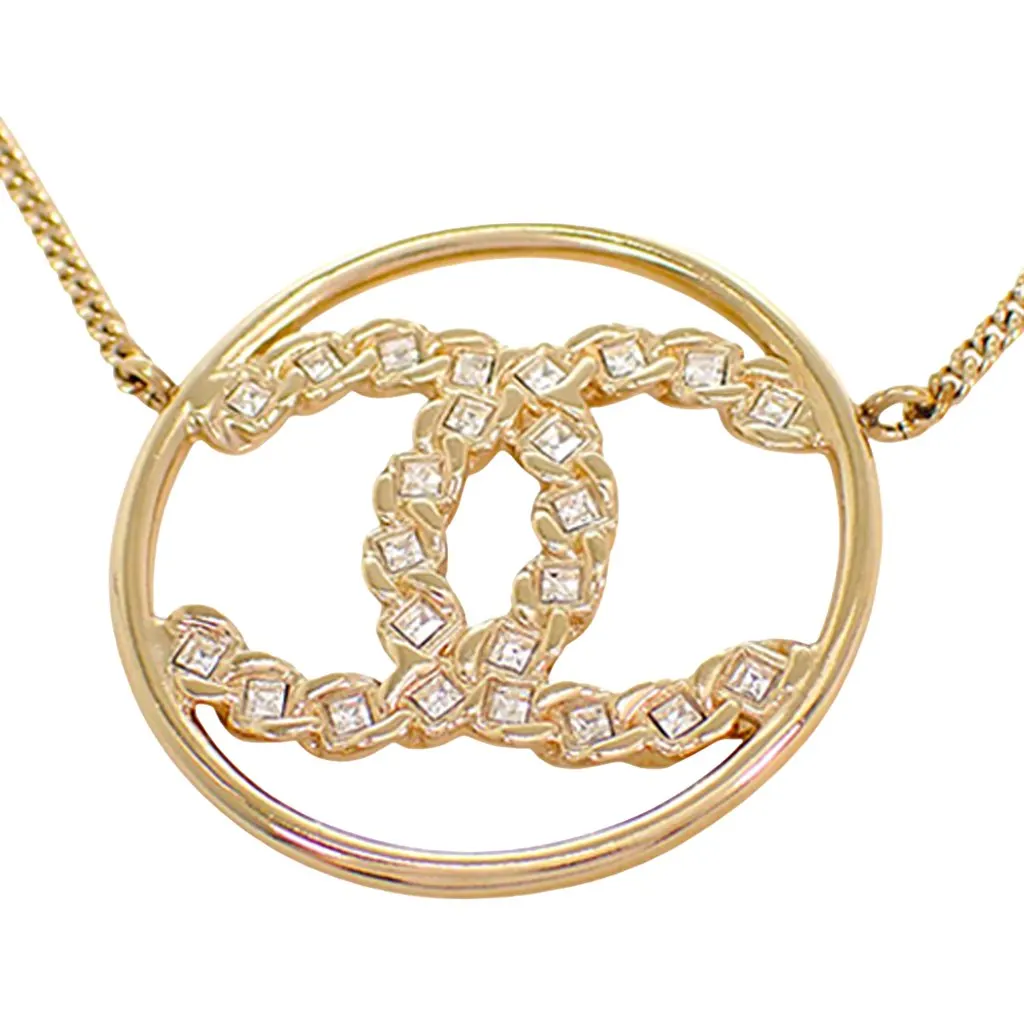 Chanel CC Gold Plated Strass Round Pendant Necklace Gold Metal Never worn - Model View