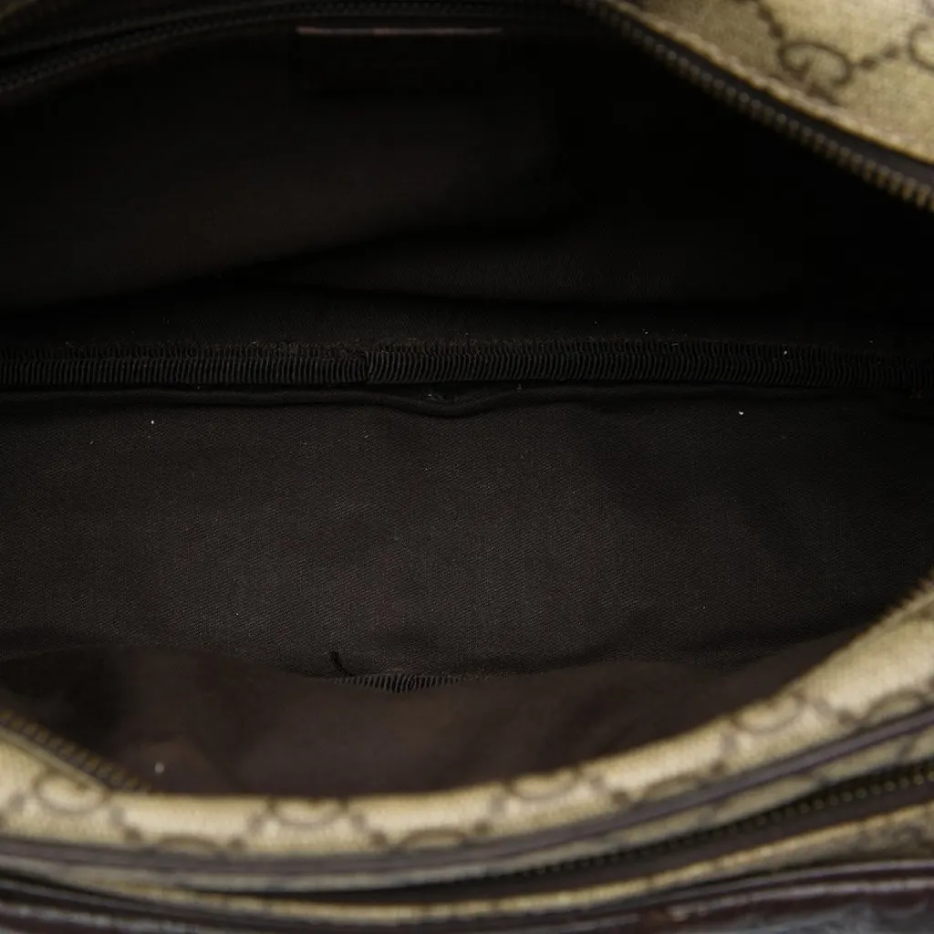 Gucci GG Supreme Crossbody Beige Canvas Very good - Model View