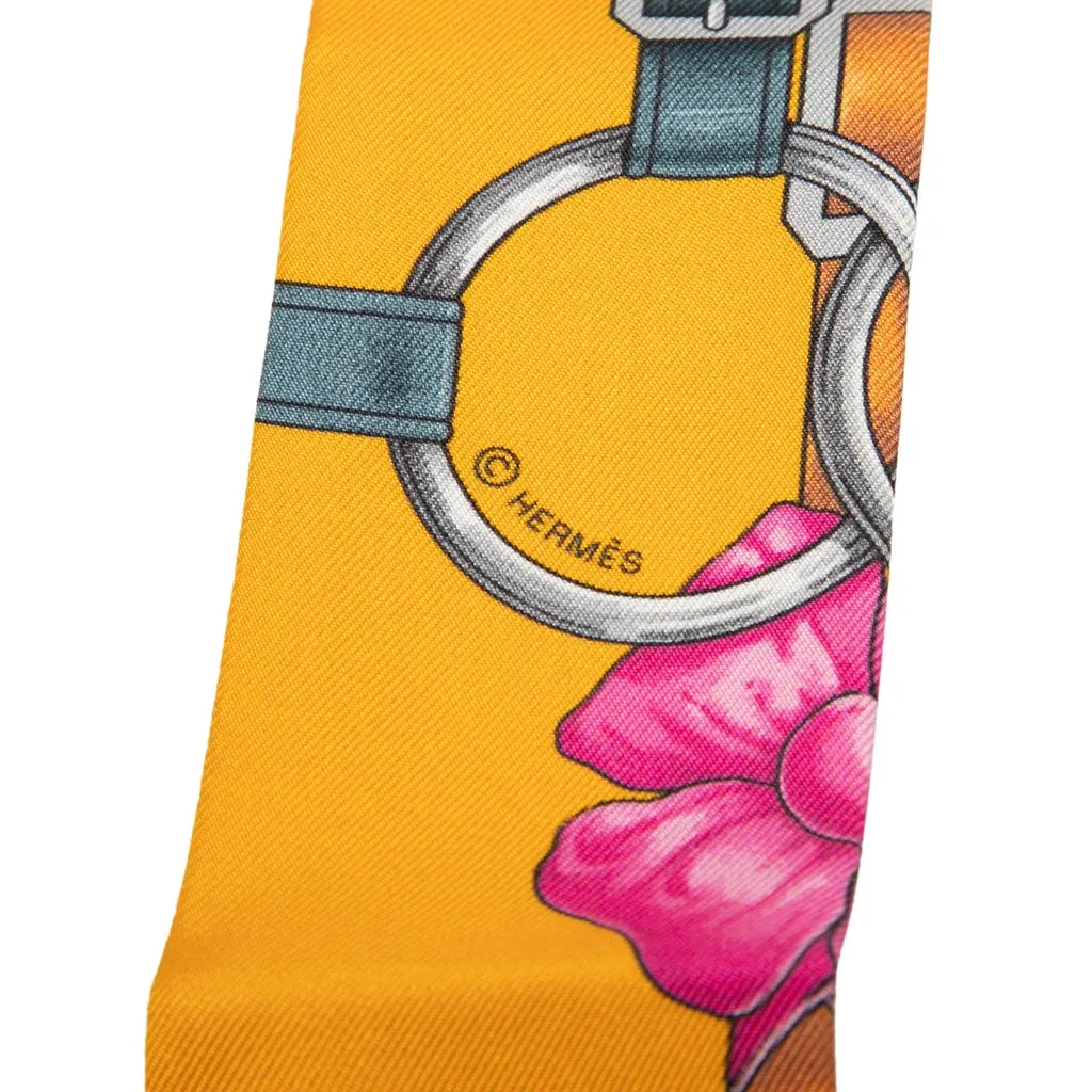 Hermès Grand Manege Fleuri Silk Twilly Scarf Yellow Silk Never worn - Model View