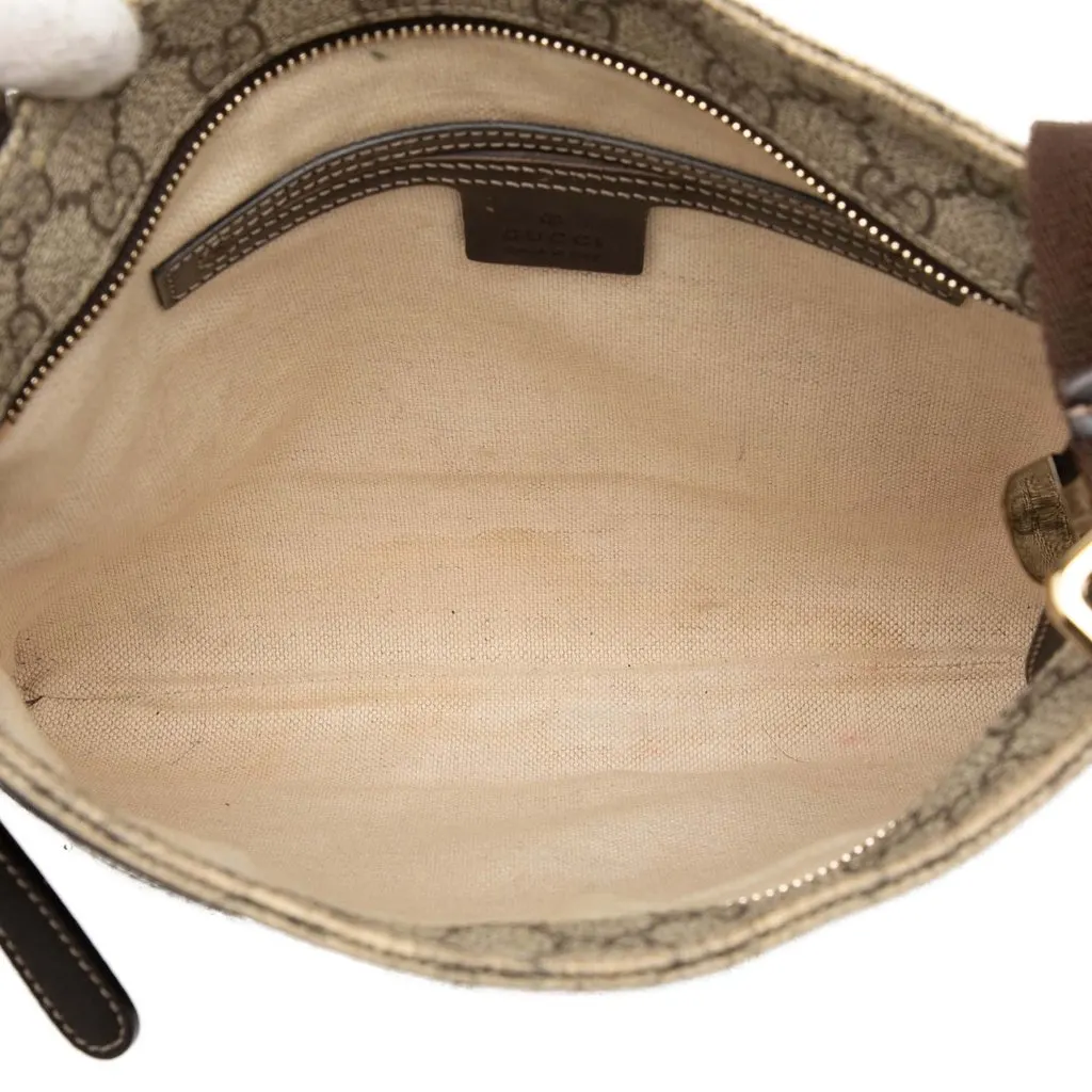 Gucci GG Supreme Crossbody Beige Very good - Model View