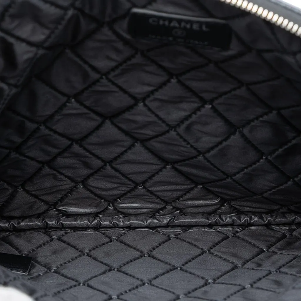 Chanel Medium CC Quilted Caviar O Case Clutch Black Leather Very good - Model View