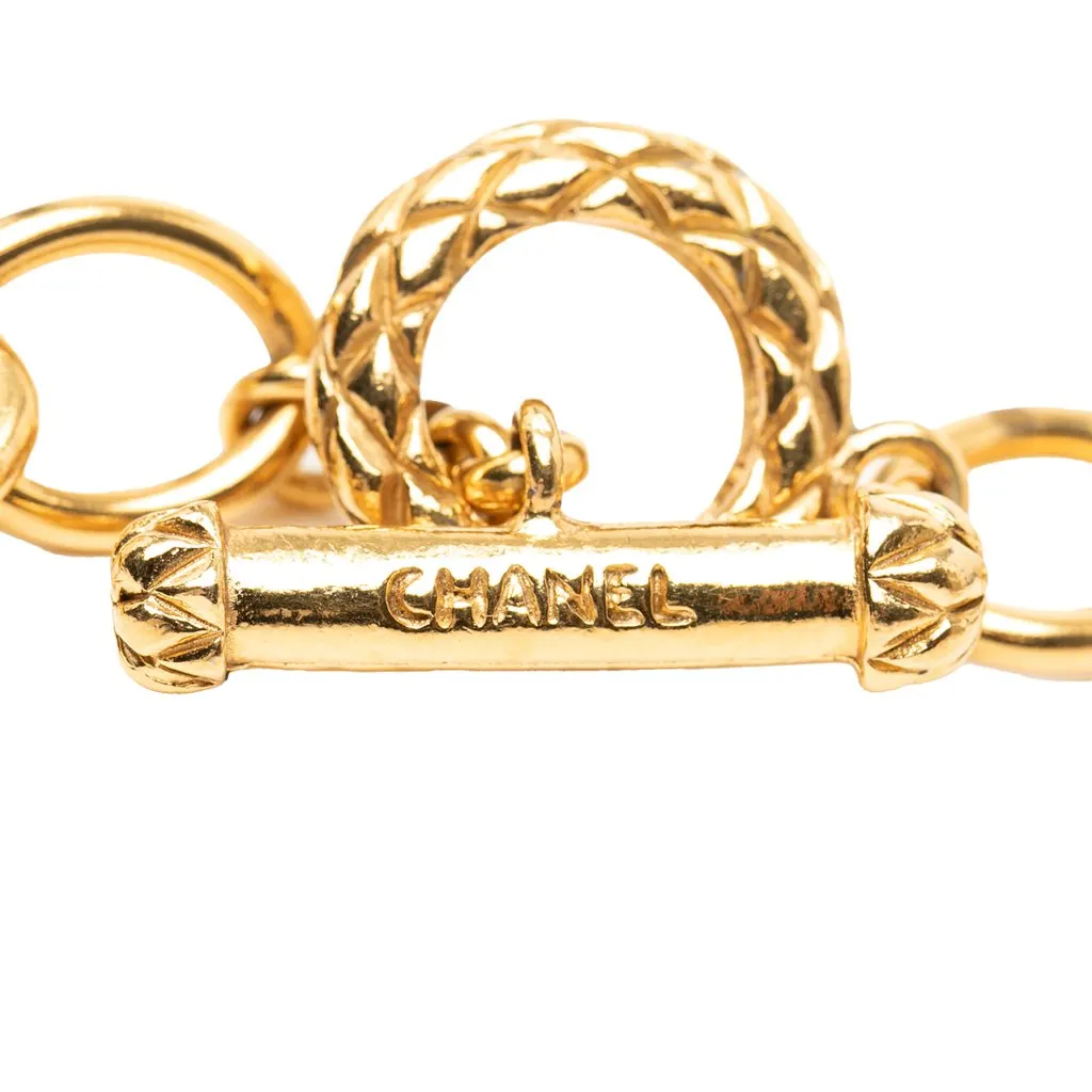 Chanel CC Gold Plated Oval Pendant Necklace Gold Metal Very good - Model View