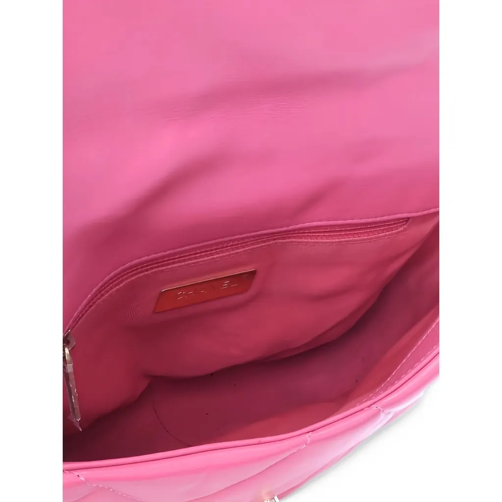 Chanel Medium Lambskin 19 Flap Pink Leather Very good - Model View