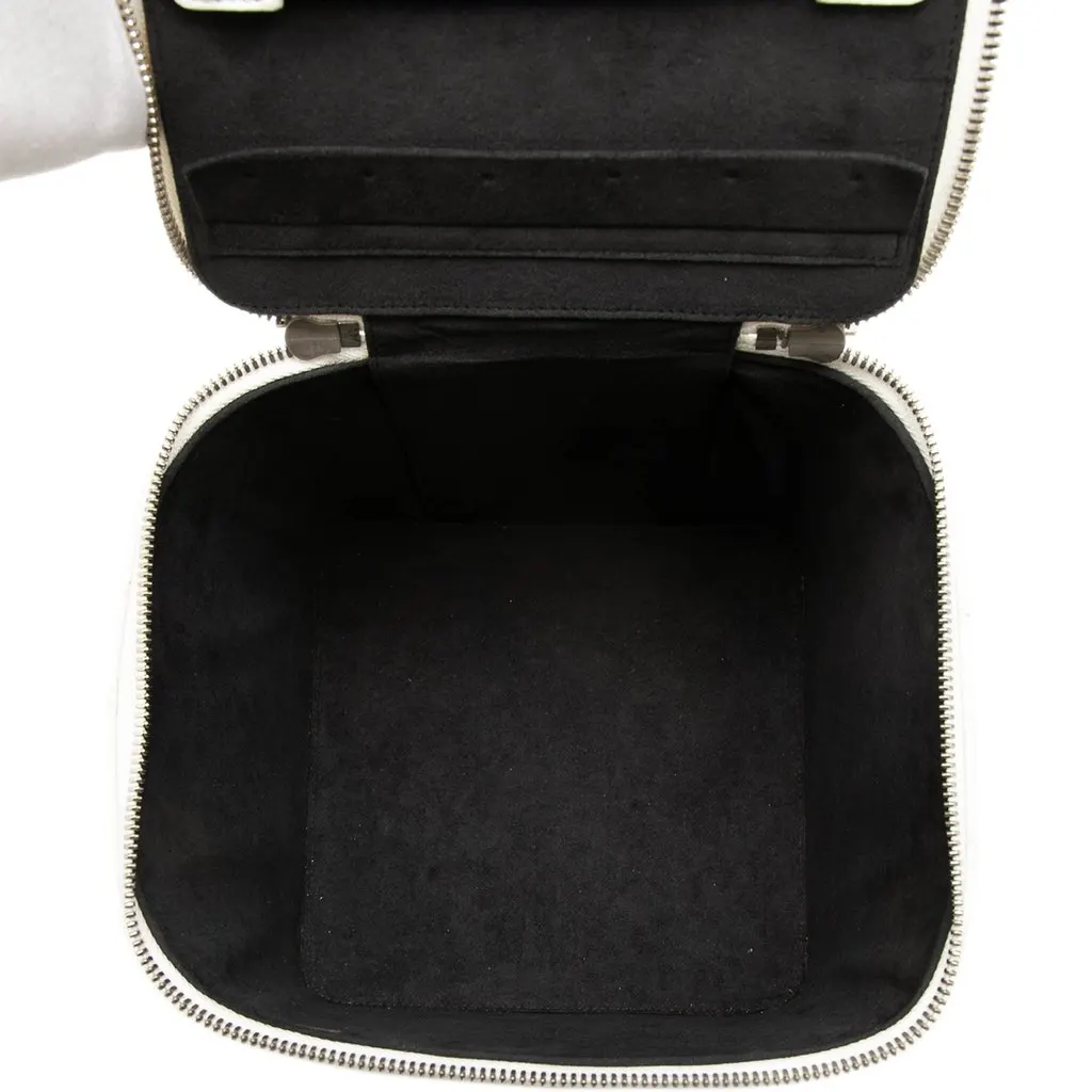 Chanel Large Quilted Lambskin Top Handle Jewelry Box With Chain White Leather Very good - Model View