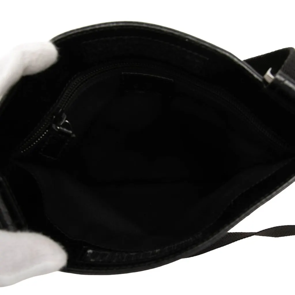 Gucci GG Canvas Crossbody Black Very good - Model View