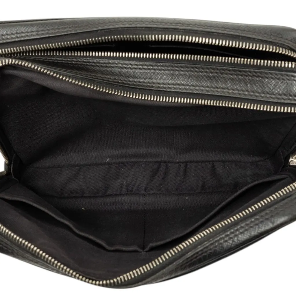 Louis Vuitton Taiga Neo Pavel Clutch Black Leather Very good - Model View
