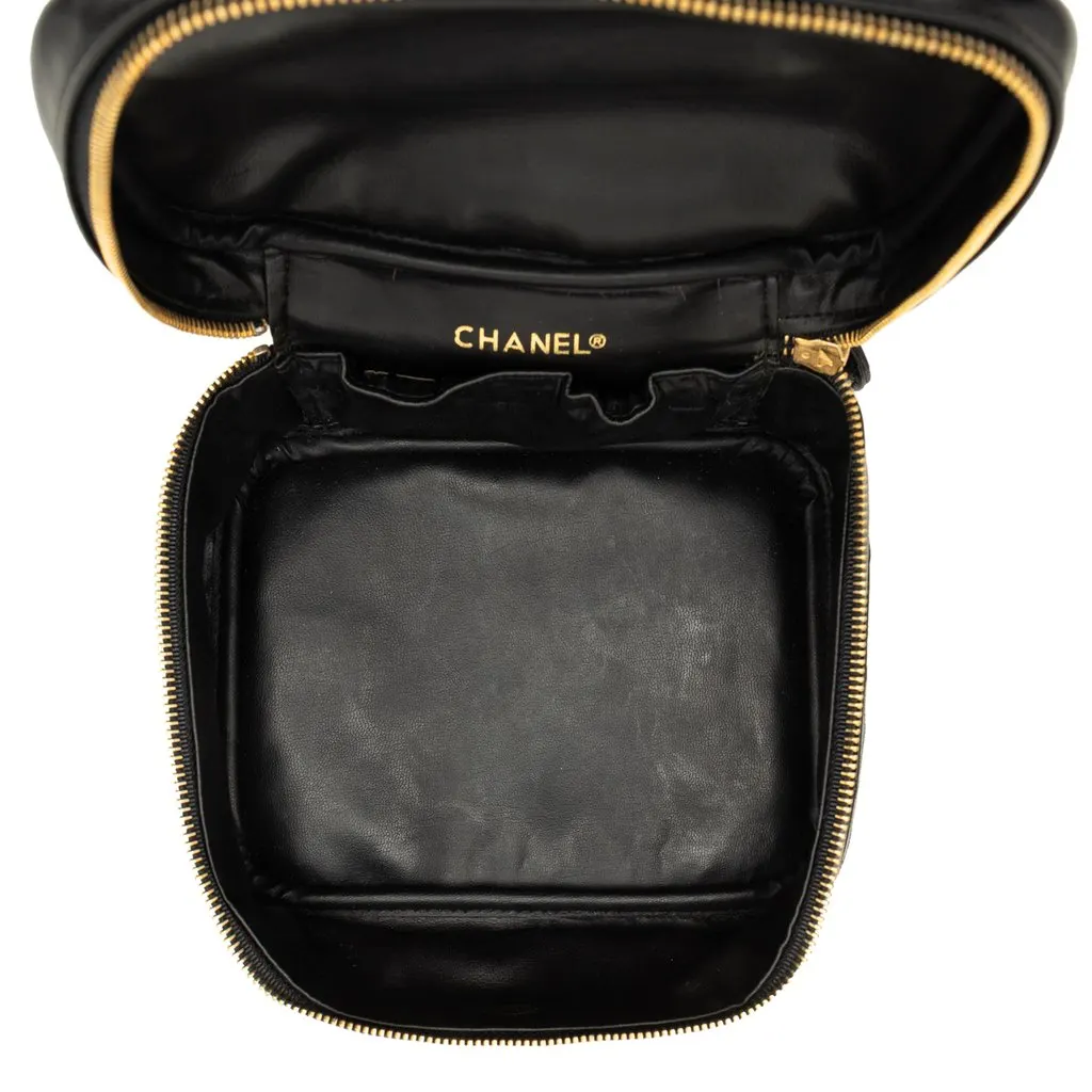 Chanel CC Quilted Lambskin Vanity Bag Black Leather Very good - Model View