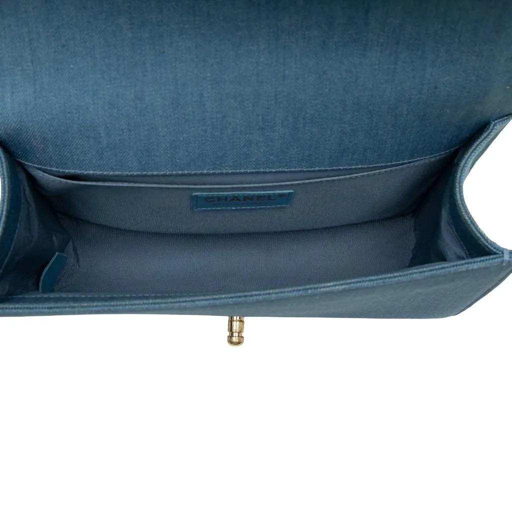 Chanel Old Medium Pleated Denim Boy Flap Blue Very good - Model View